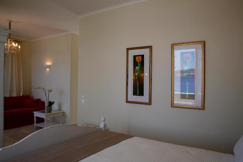 Deluxe Double Room with Sea View image 2