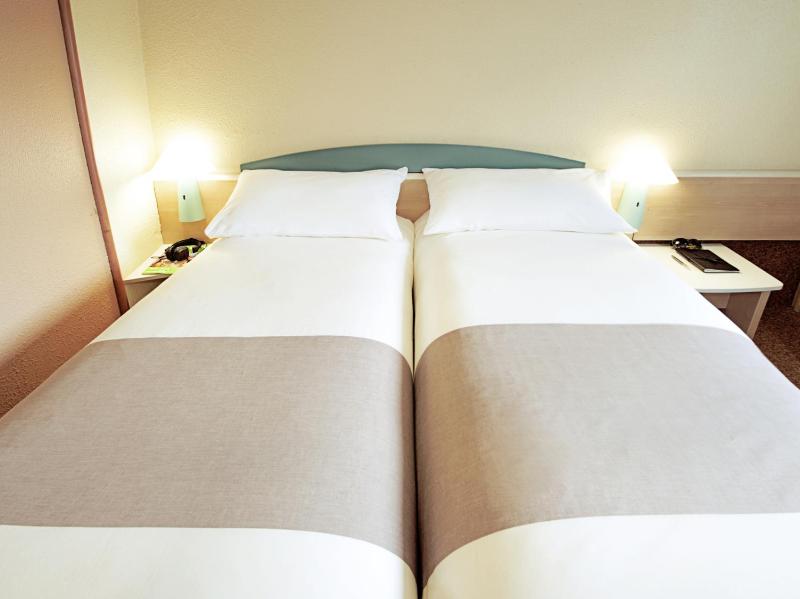 Standard Twin Room image 2