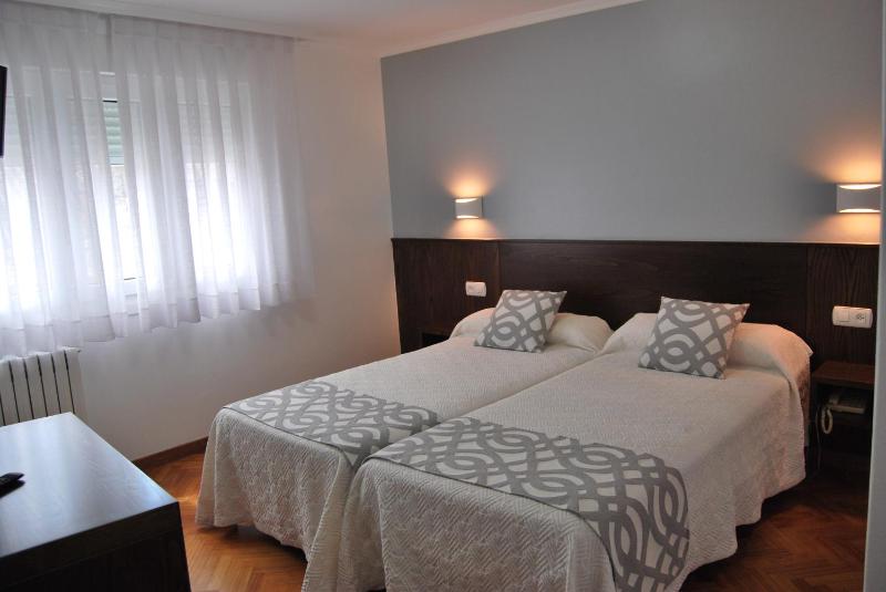 Twin Room image 4