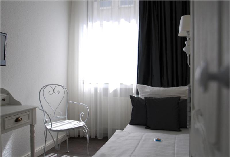 Single Room image 4