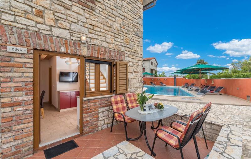 Studio with Pool View image 4