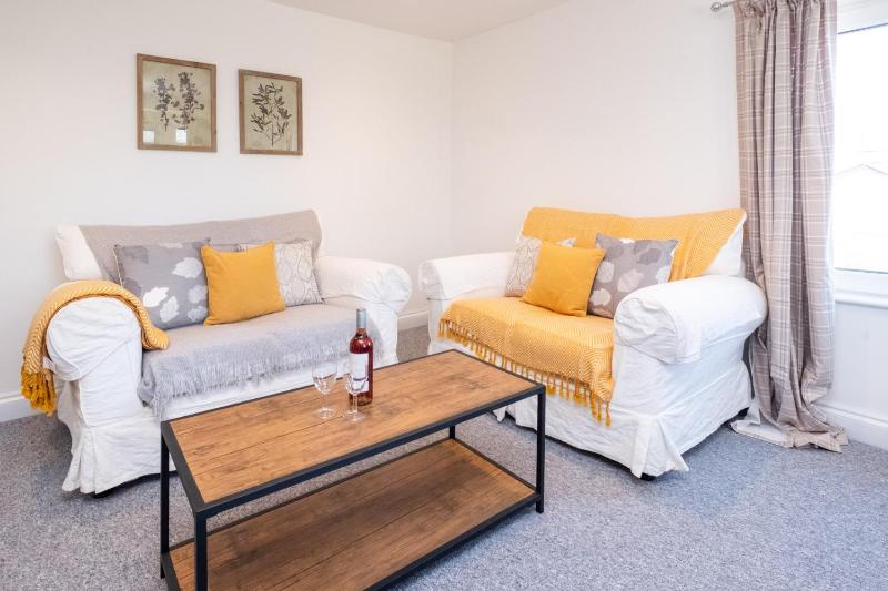Elm - Three Tuns Apartments Pettistree Wickham Market - by Aldeburgh Coastal Cottages - image 4
