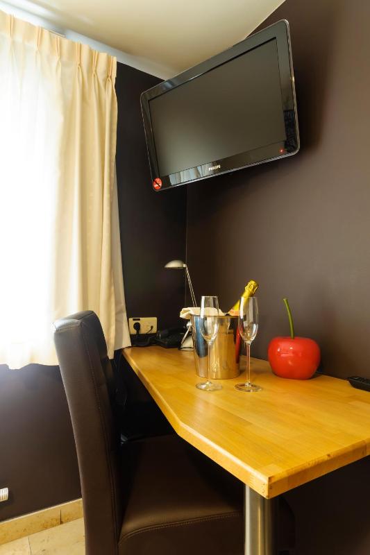 Standard Double Room image 3