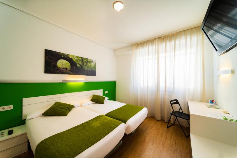 Double or Twin Room image 3