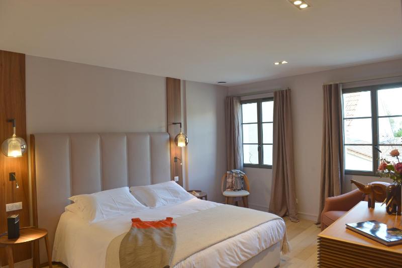 Deluxe Room image 3