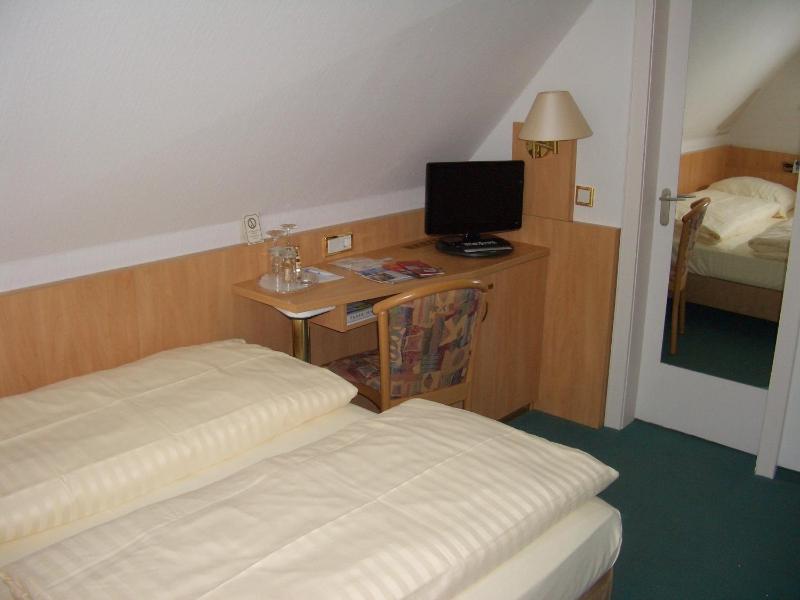 Queen Room with Garden View image 3