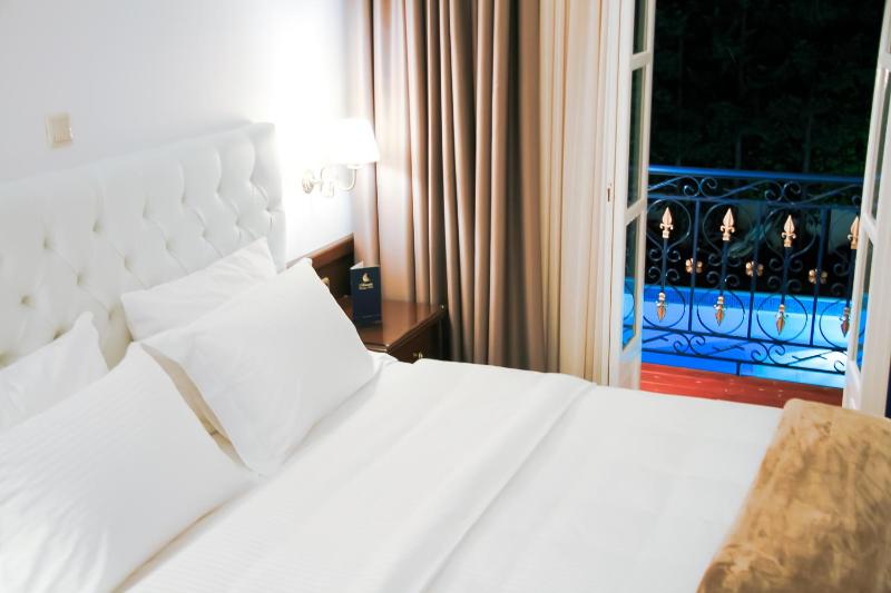 Double or Twin Room with Pool View image 4