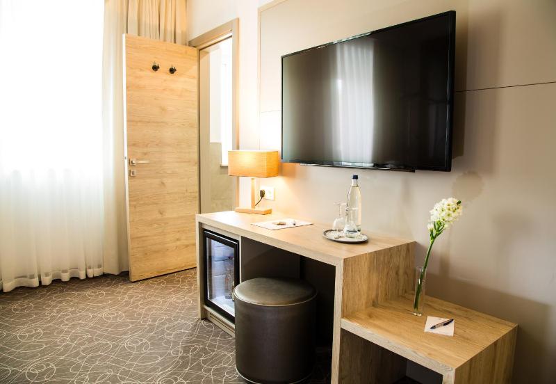 Double Room with Terrace image 4