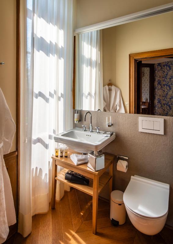 Suite with Lake View image 3