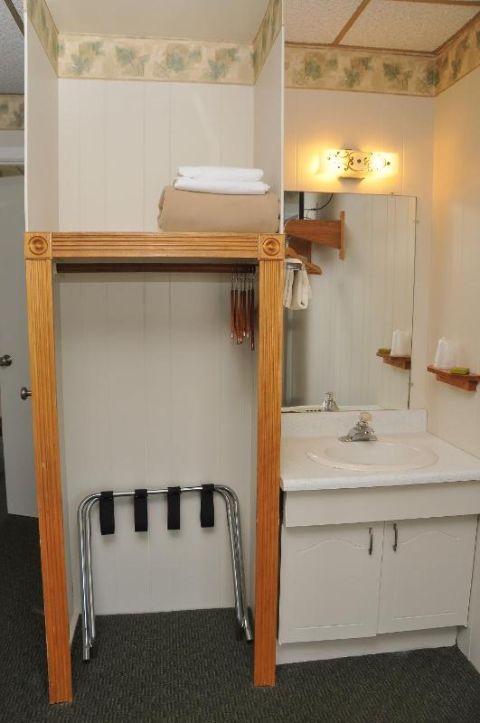  B-section Suite, King Bed, Second Floor with Balcony, Ocean View image 3