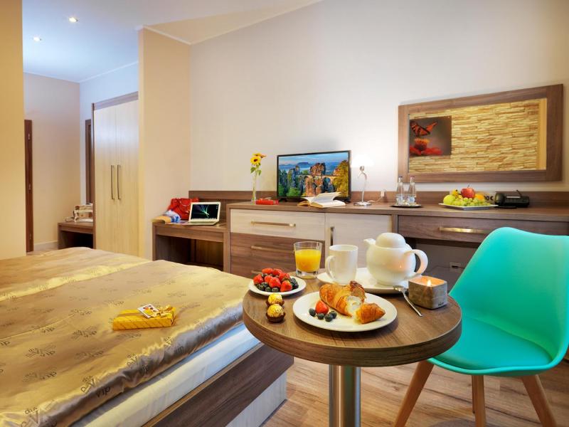 Deluxe Double Room image 4
