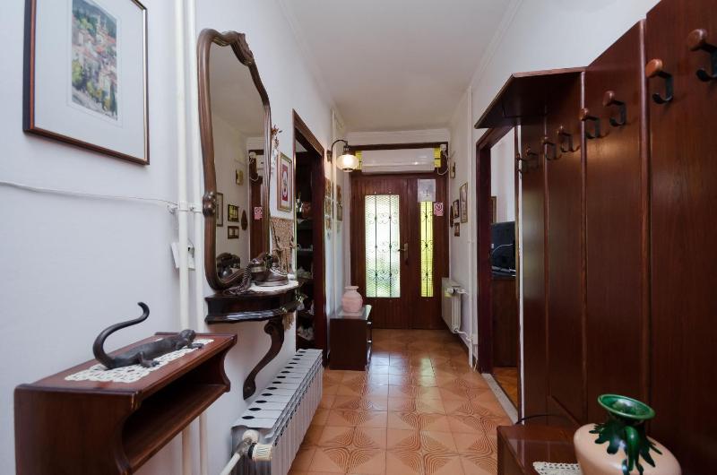 One-Bedroom Apartment image 4