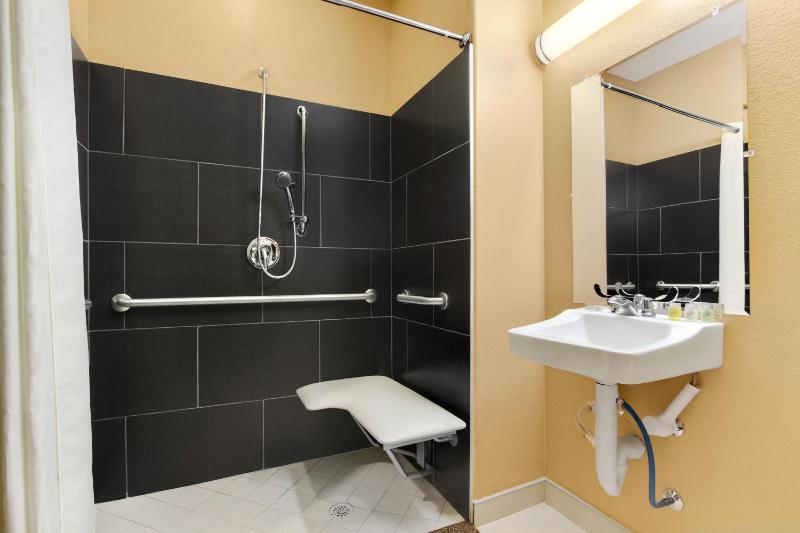 Queen Studio Suite with Tub - Mobility/Hearing Accessible - Non-Smoking image 3