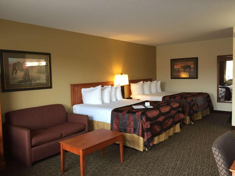 Queen Room with Two Queen Beds and Chair Bed - Non-Smoking image 1