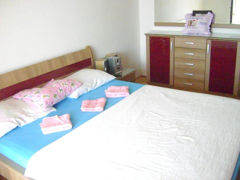 Double Room with Shared Bathroom image 2