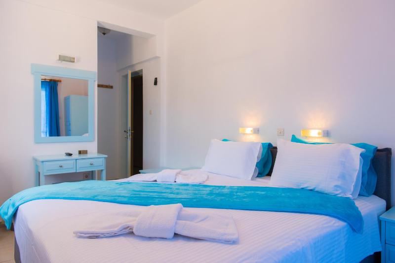 Double Room with Balcony and Sea View image 2