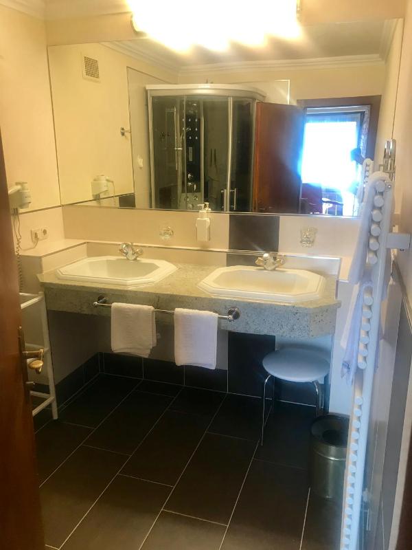 Double Room with Balcony image 4