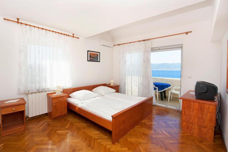 One-Bedroom Apartment with Terrace and Sea View image 3