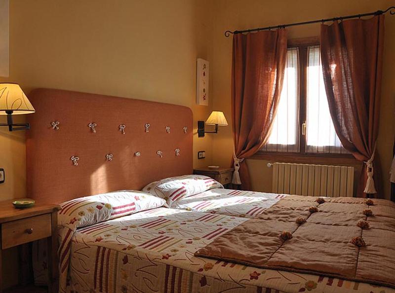 One-Bedroom Apartment - Avenida Zaragoza 7-A image 1