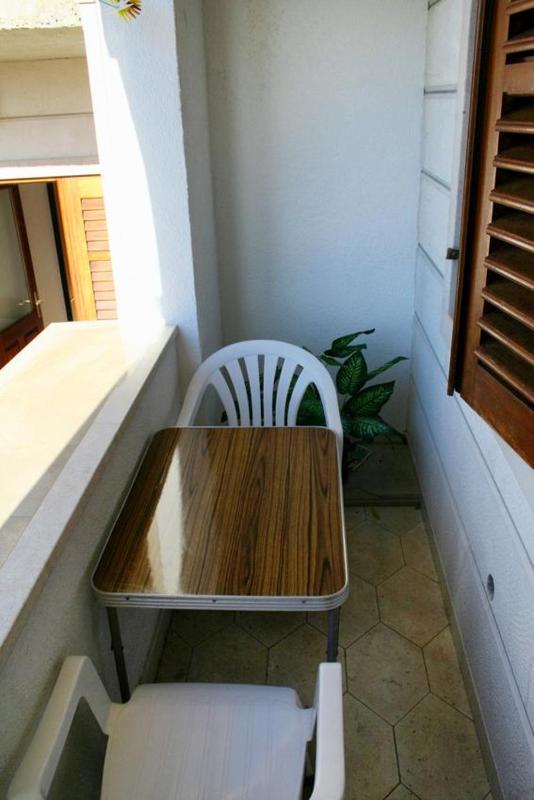 One-Bedroom Apartment with Balcony and Sea View image 2