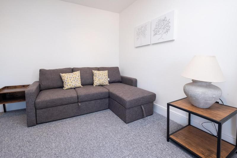 Rowan - Three Tuns Apartments  Wickham Market - by Aldeburgh Coastal Cottages - image 5