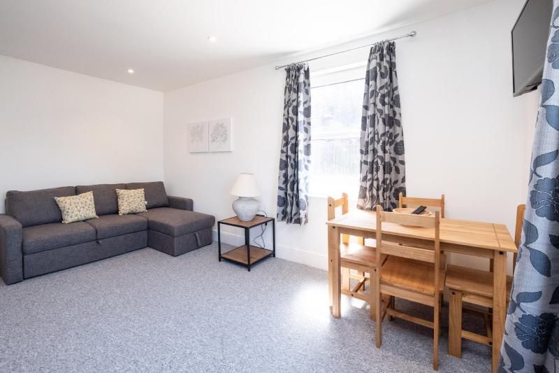 Rowan - Three Tuns Apartments  Wickham Market - by Aldeburgh Coastal Cottages - image 10
