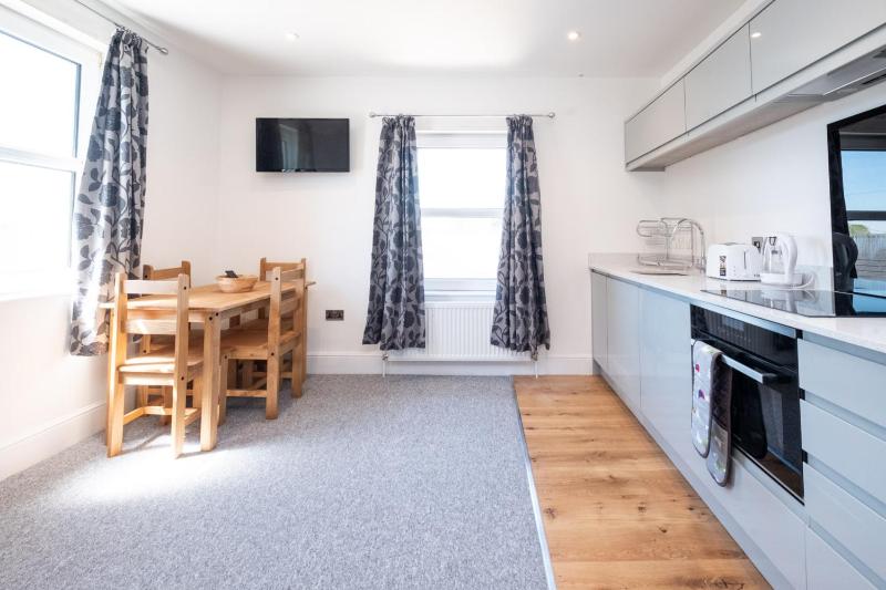 Rowan - Three Tuns Apartments  Wickham Market - by Aldeburgh Coastal Cottages - image 6
