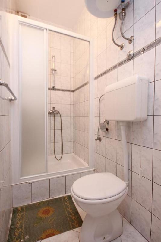One-Bedroom Apartment with Terrace and Sea View image 3