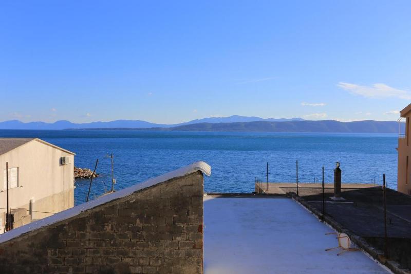 One-Bedroom Apartment with Balcony and Sea View image 4