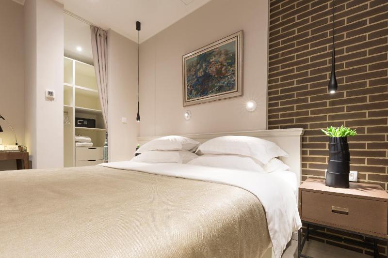 Special Offer - Executive Suite with Terrace and Free One Way Airport Transfer image 1