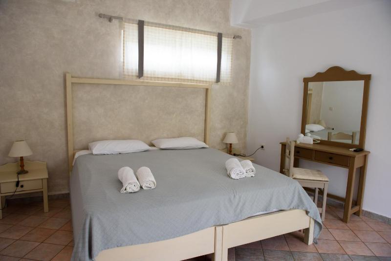 Deluxe Double Room with Extra Bed image 1