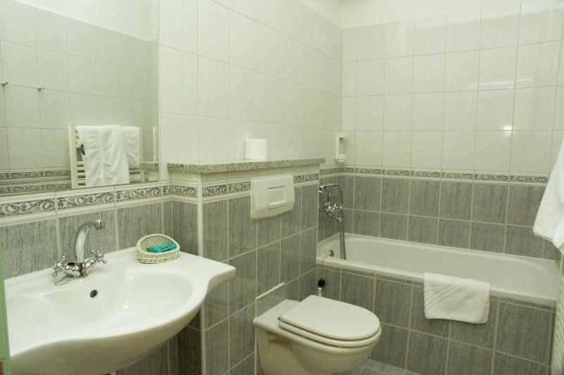 Twin Room with Balcony and Sea View image 3