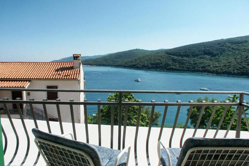 Twin Room with Balcony and Sea View image 2