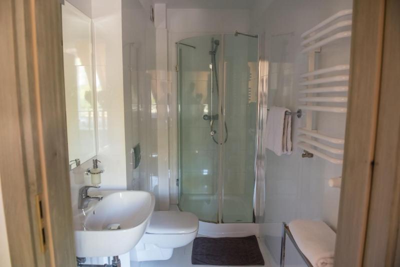 Twin Room image 3