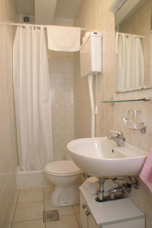 Double Room image 3