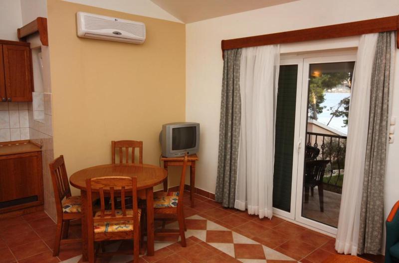 One-Bedroom Apartment with Balcony and Sea View image 1