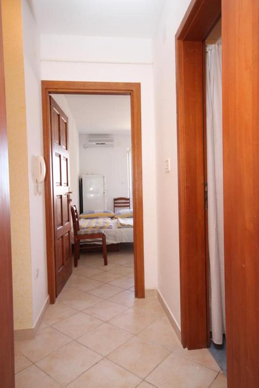 One-Bedroom Apartment with Terrace and Sea View image 3