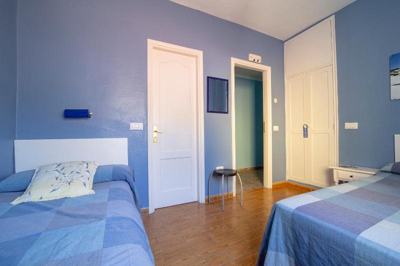 Twin Room image 3