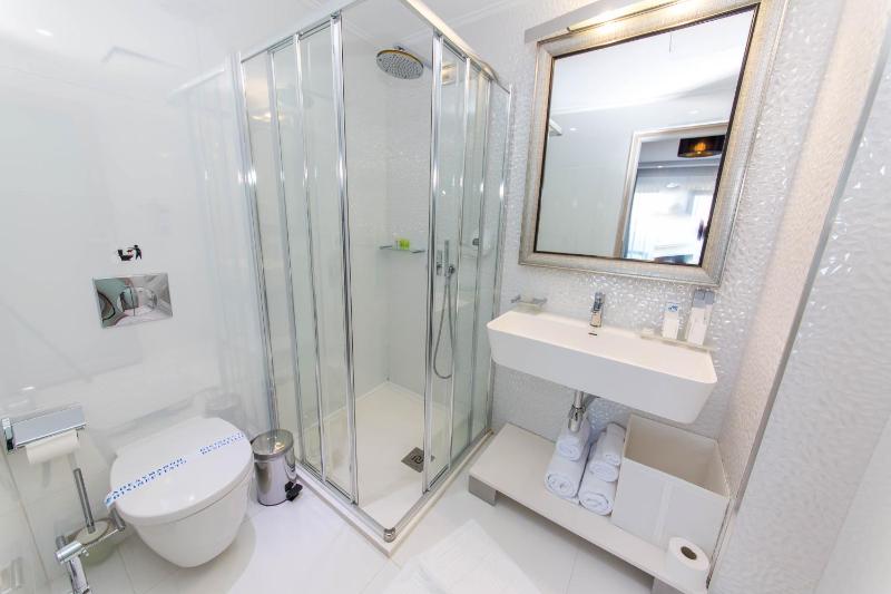 Double or Twin Room with Side Sea View image 4
