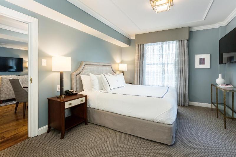 Deluxe Two-Bedroom Suite image 4