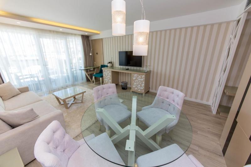 Deluxe Suite image 4