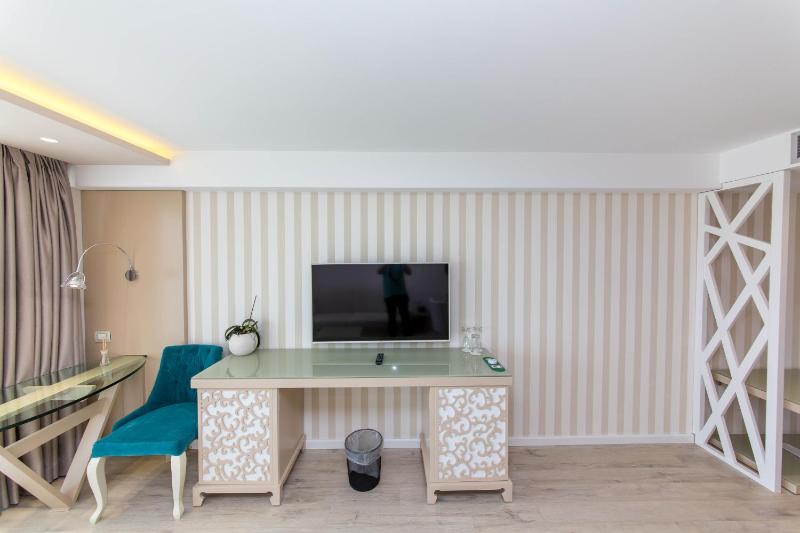 Deluxe Suite image 3