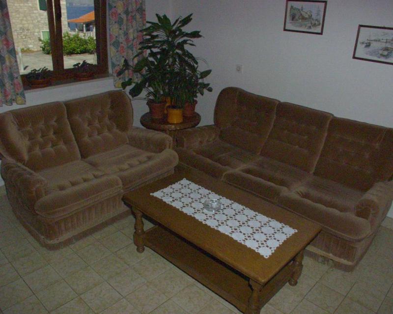 Three-Bedroom Apartment with Terrace and Sea View image 2
