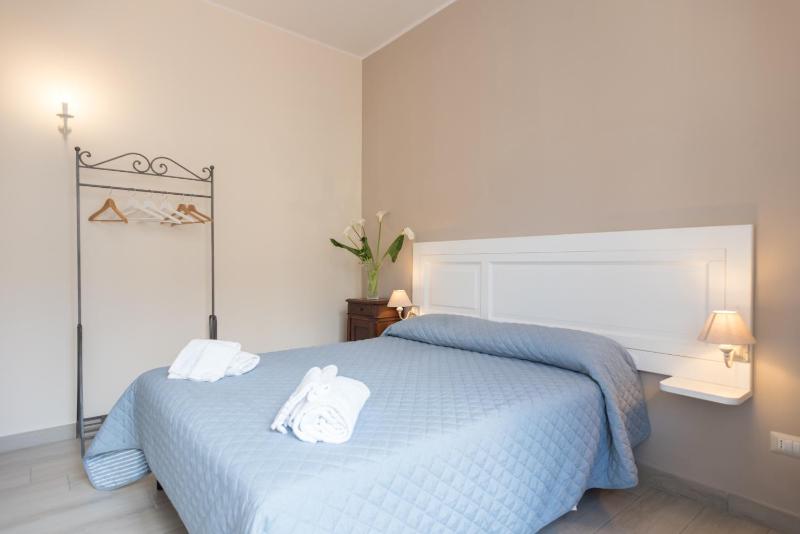 Double Room image 3