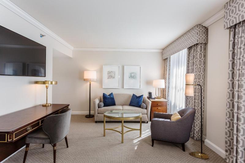 Deluxe King Room image 2
