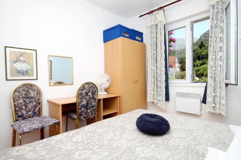 One-Bedroom Apartment with Terrace and Sea View image 3