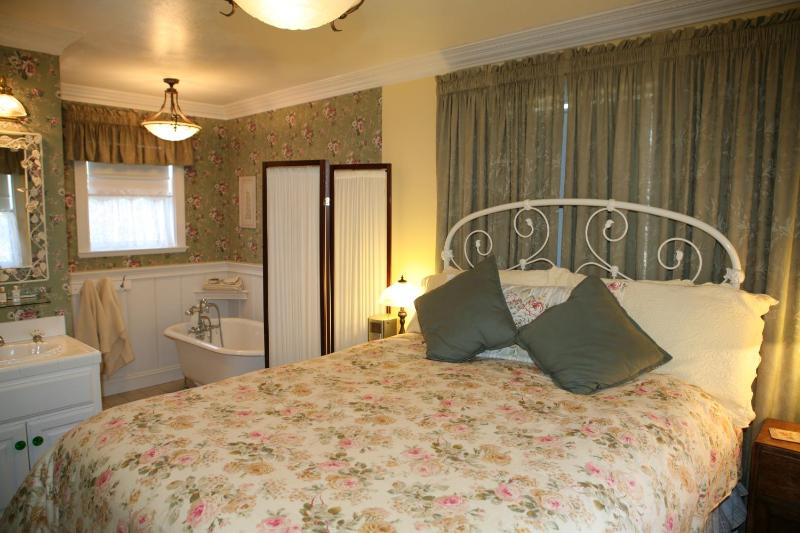 King Room with Balcony image 2