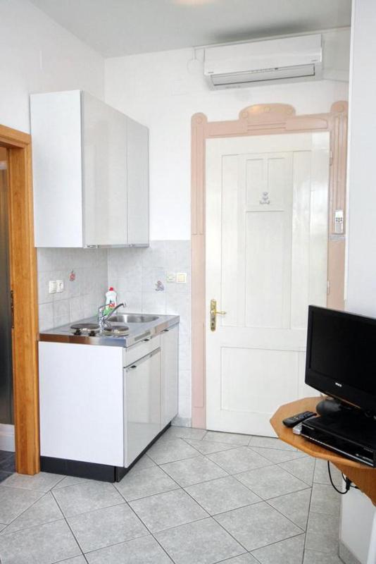 Studio with Balcony and Sea View image 2
