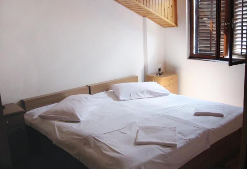 Three-Bedroom Apartment with Terrace and Sea View image 3
