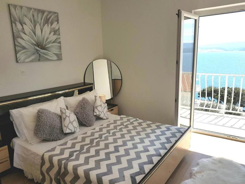 Three-Bedroom Apartment with Balcony and Sea View image 1